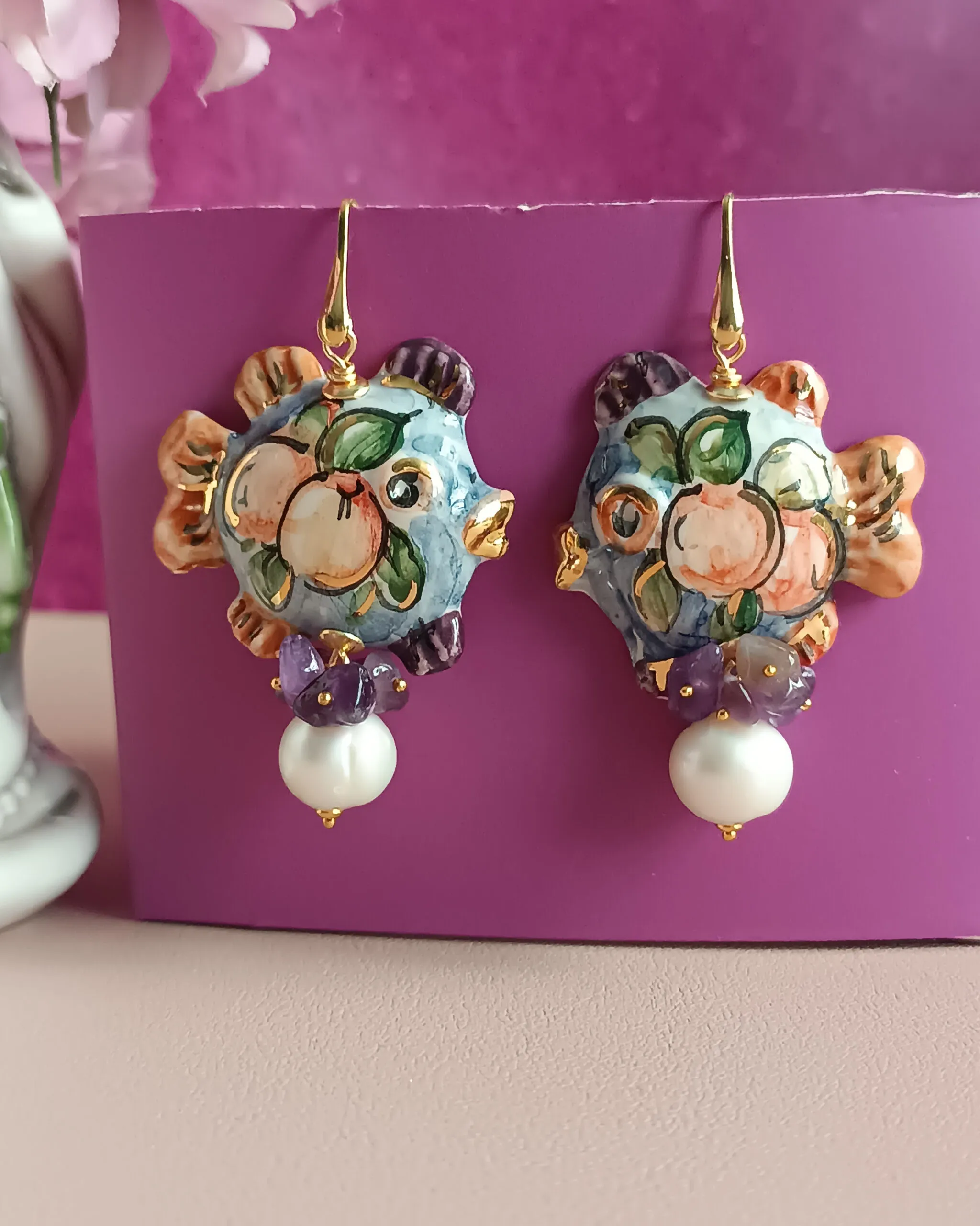 Orecchini Siciliani con Pesci in Ceramica di Caltagirone, Perle e Ametista