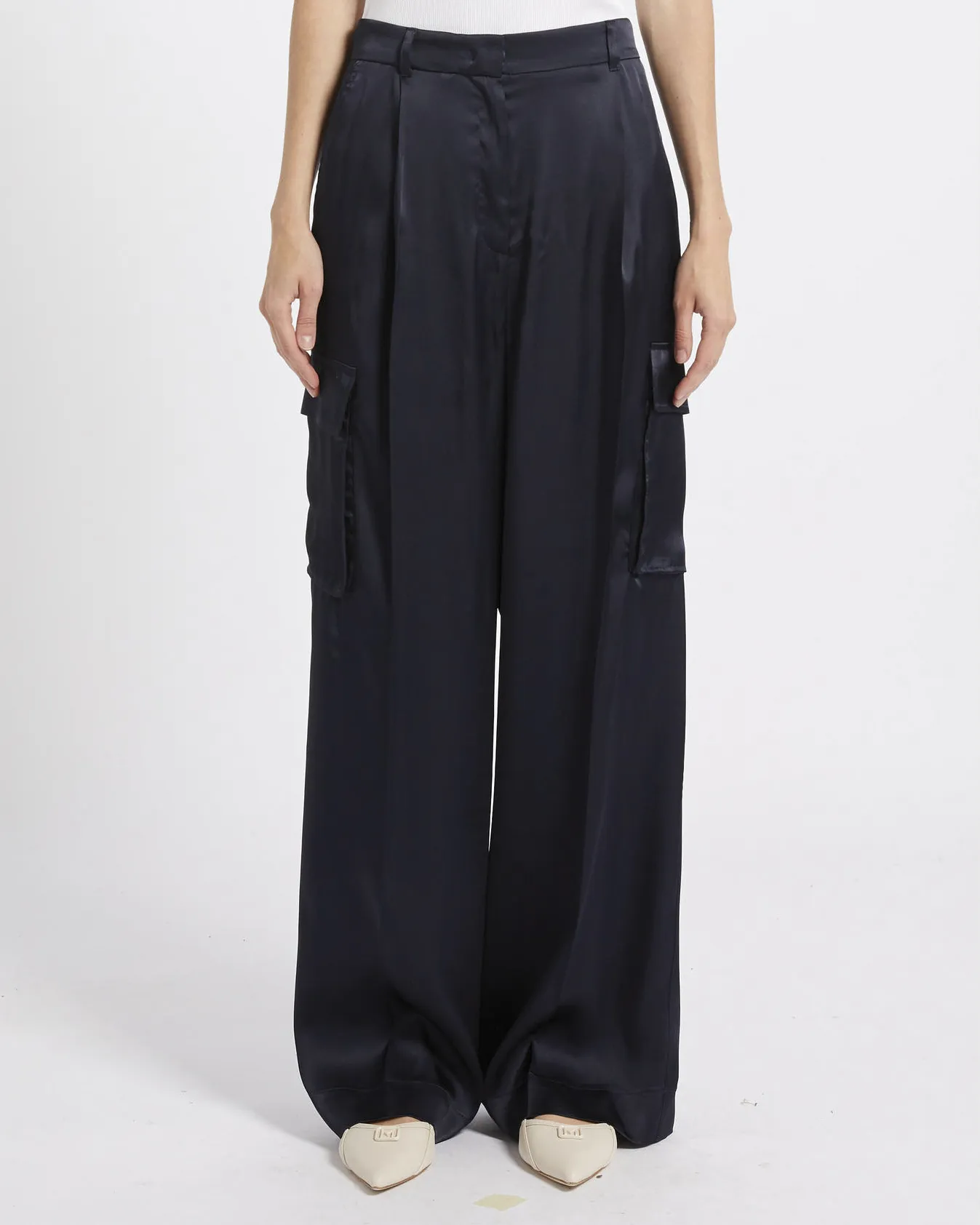 Pantaloni blu cargo in raso di misto seta con pinces in vita