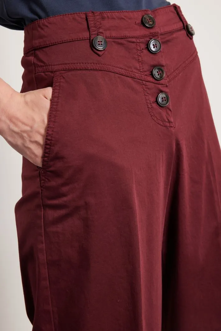 Pantaloni con bottoni a vista