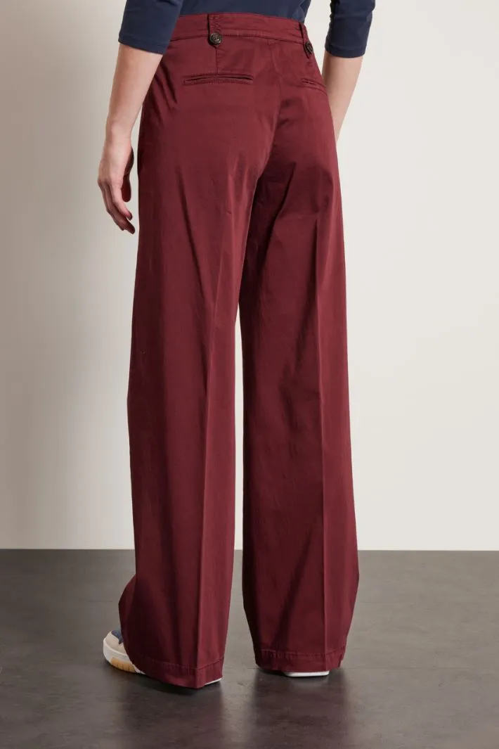 Pantaloni con bottoni a vista