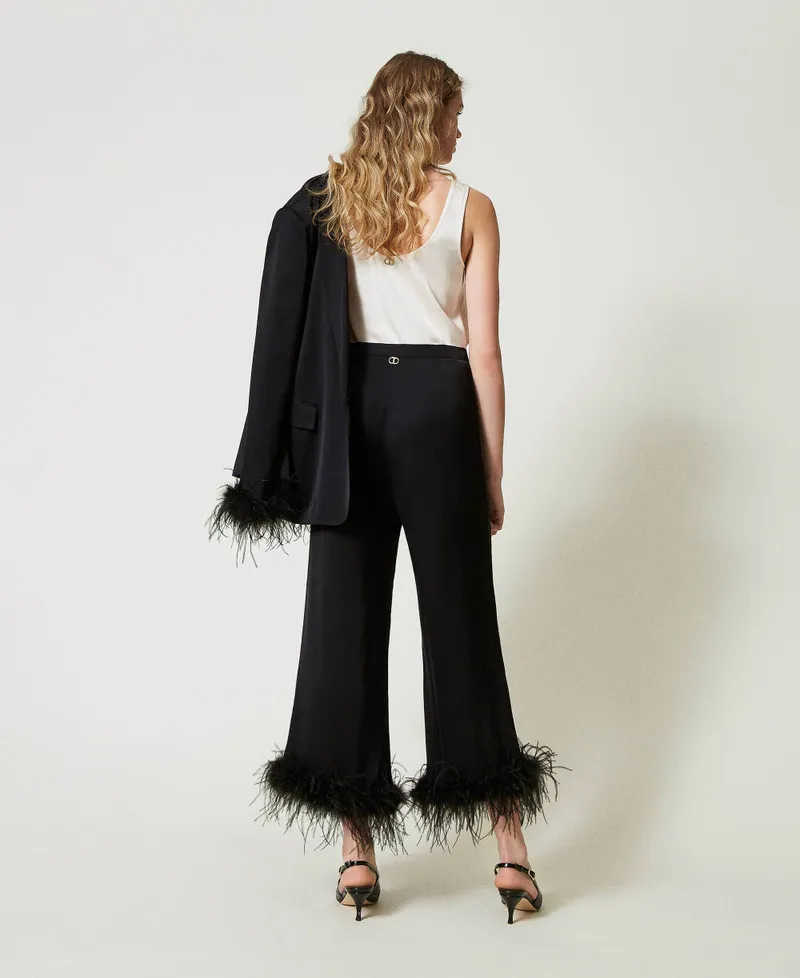 Pantaloni in raso con piume