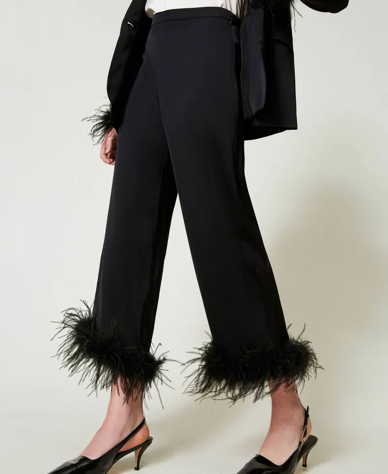Pantaloni in raso con piume