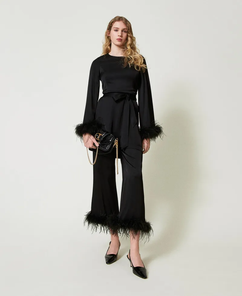 Pantaloni in raso con piume