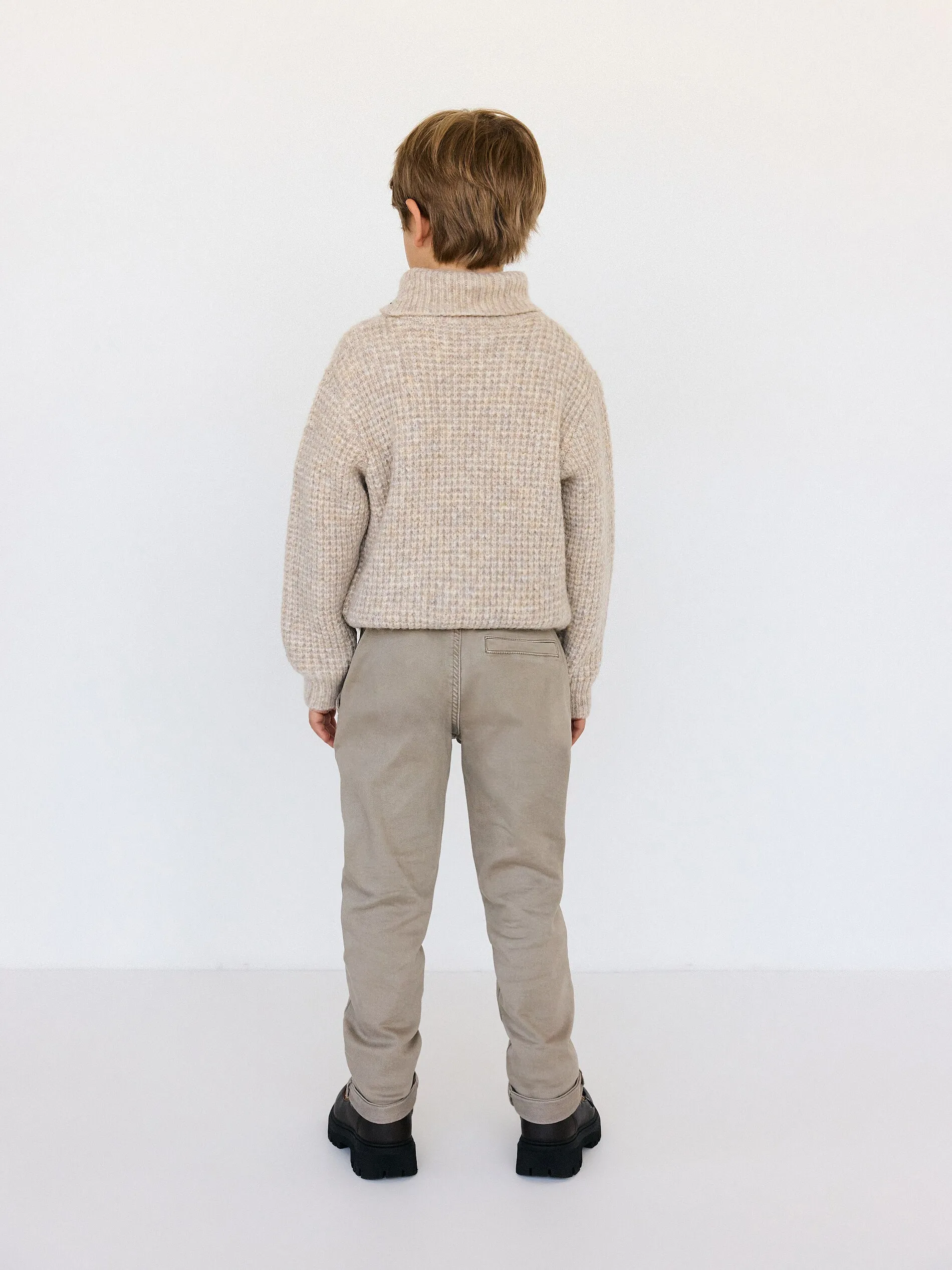 Pantaloni regular altamente elasticizzati
