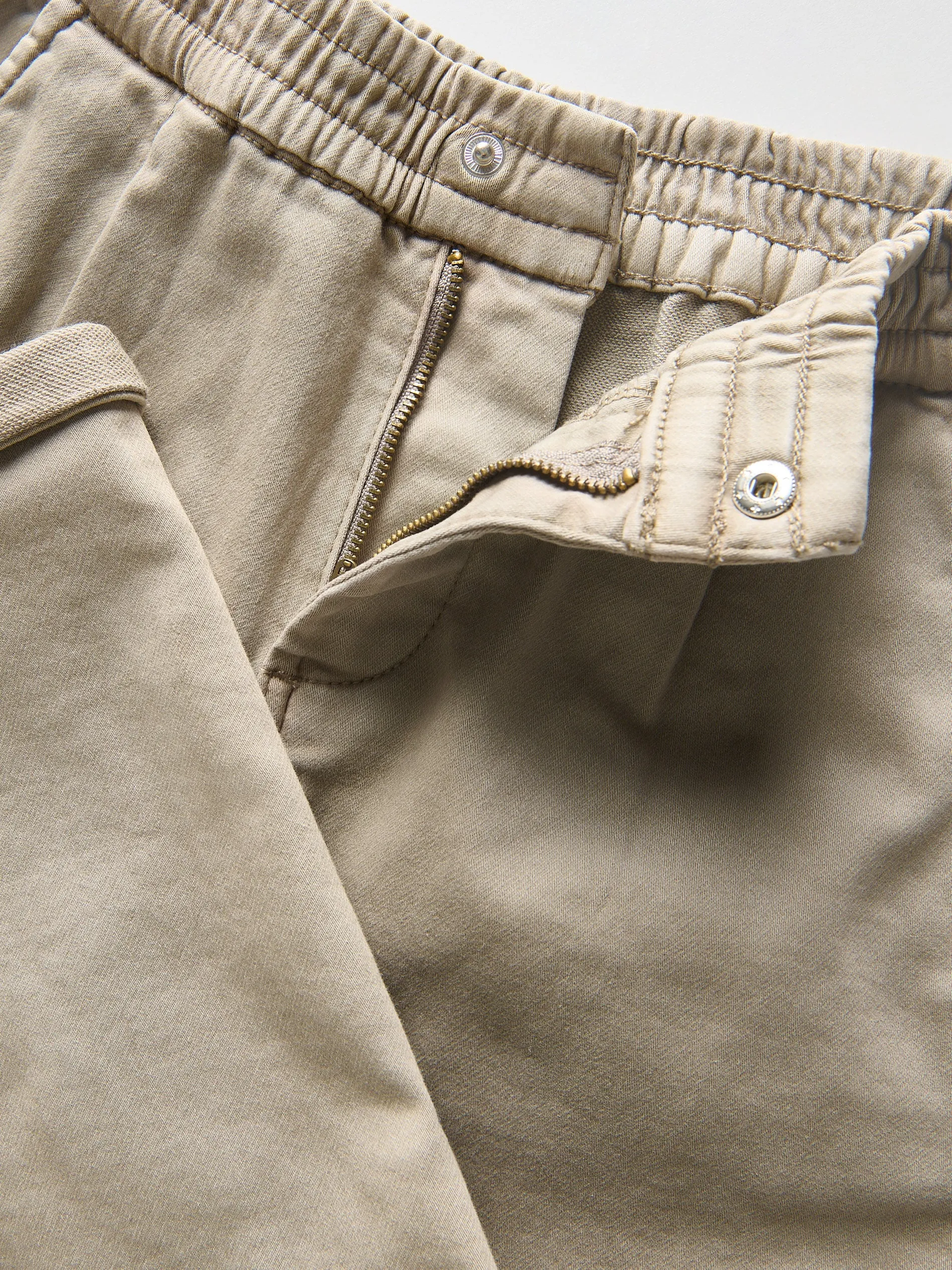 Pantaloni regular altamente elasticizzati