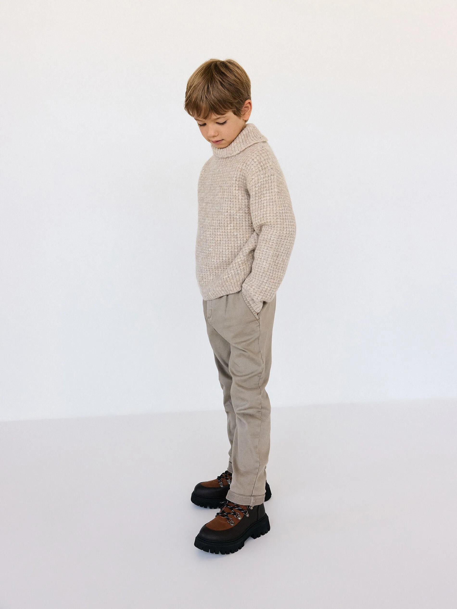 Pantaloni regular altamente elasticizzati