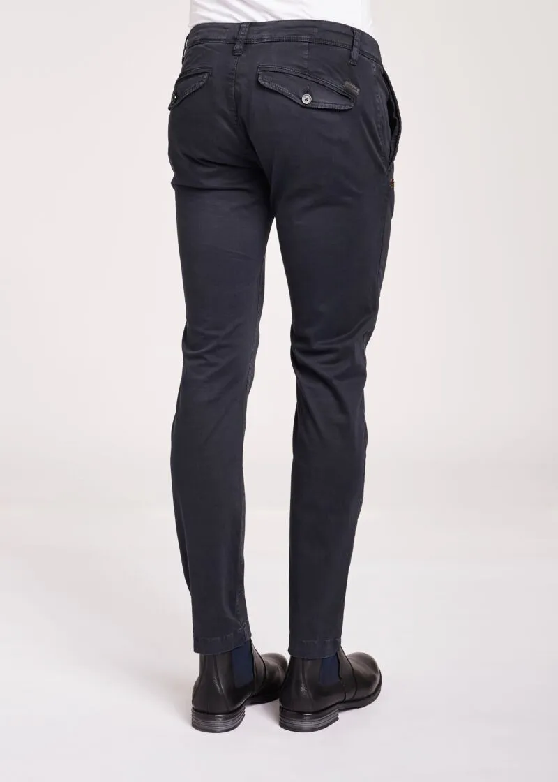 Pantaloni slim in gabardina