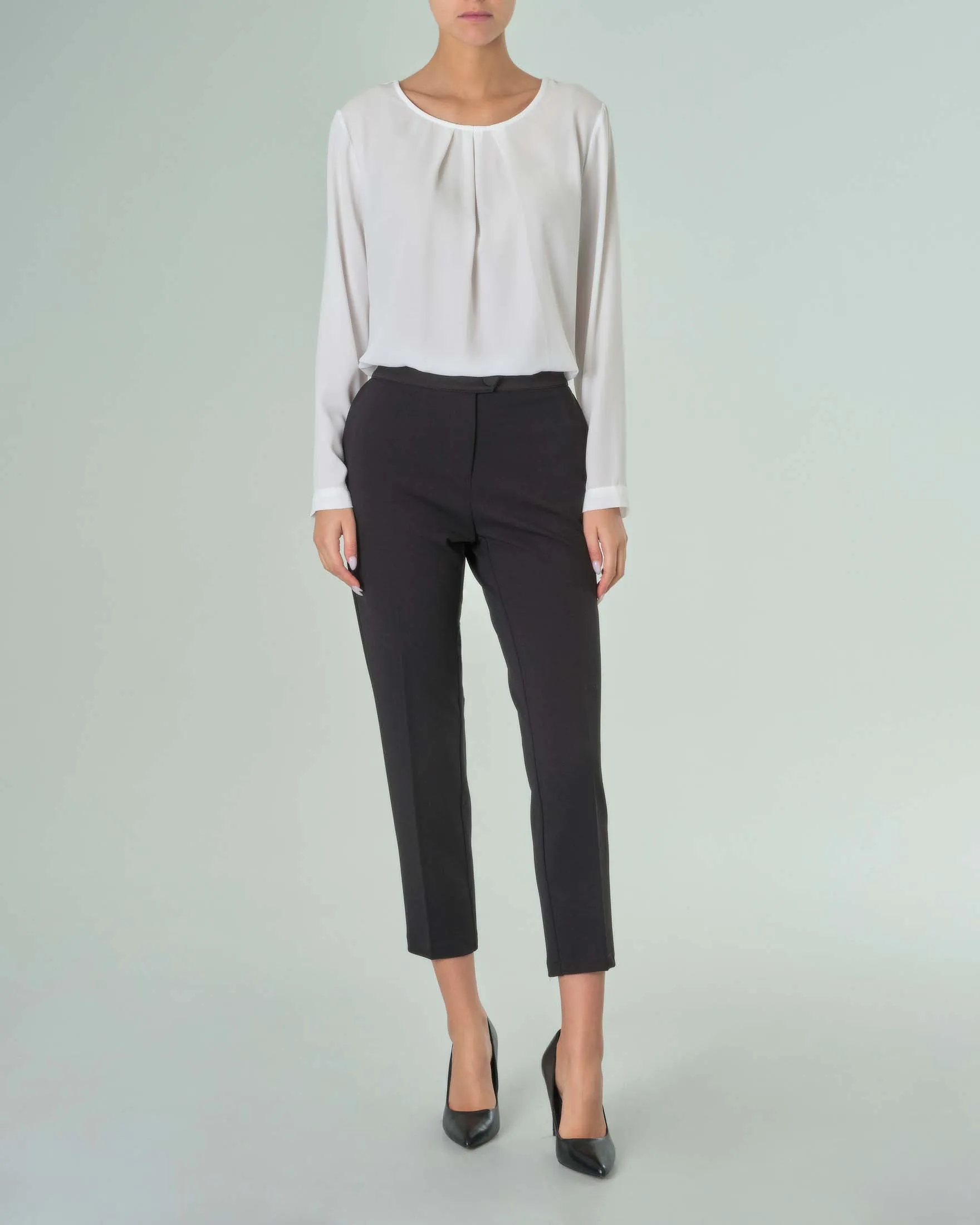 Pantaloni slim neri in crêpe effetto scuba di misto viscosa stretch con dettagli in satin