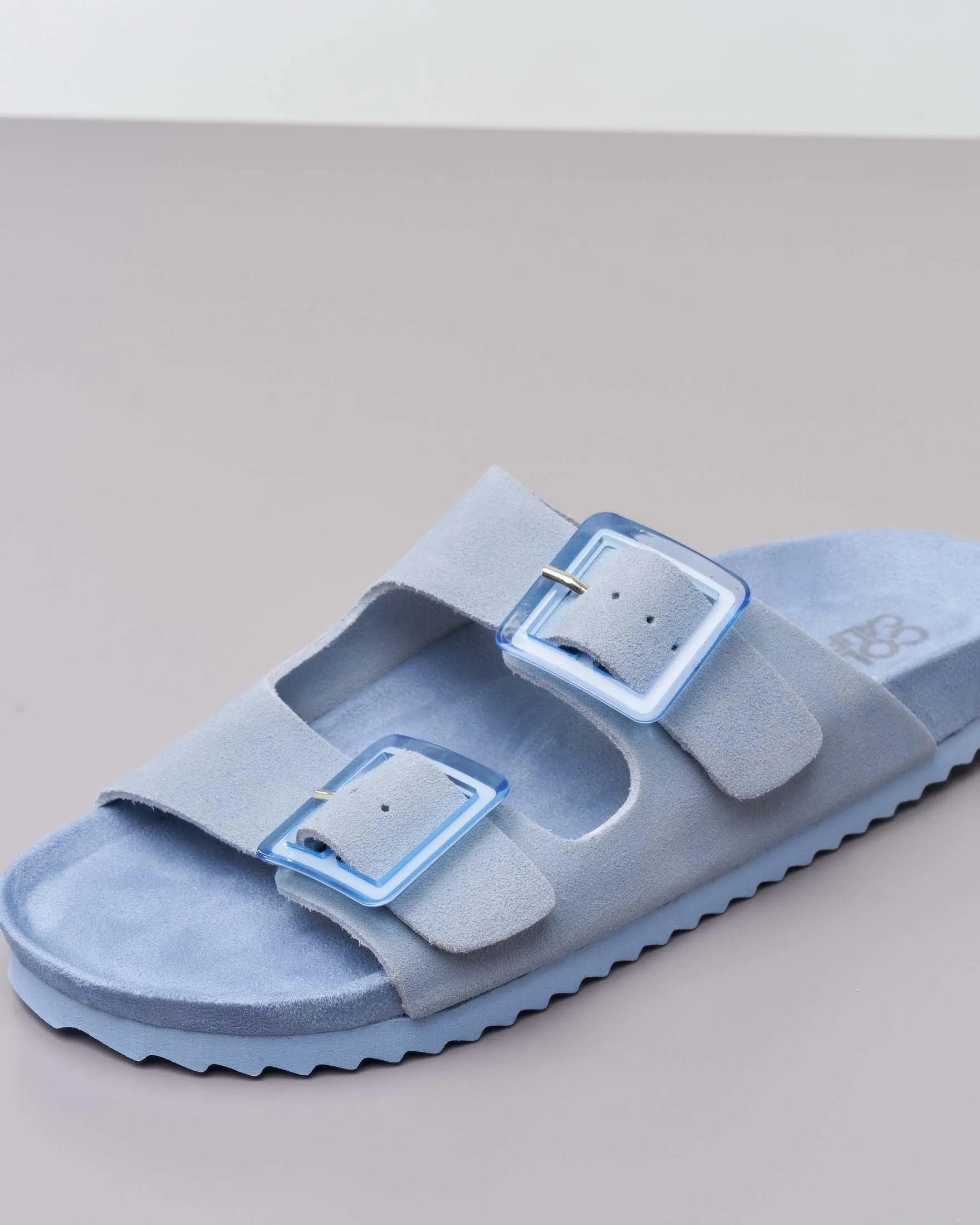 Sandali azzurri in suede con doppia fascetta e fibbie di chiusura tono su tono