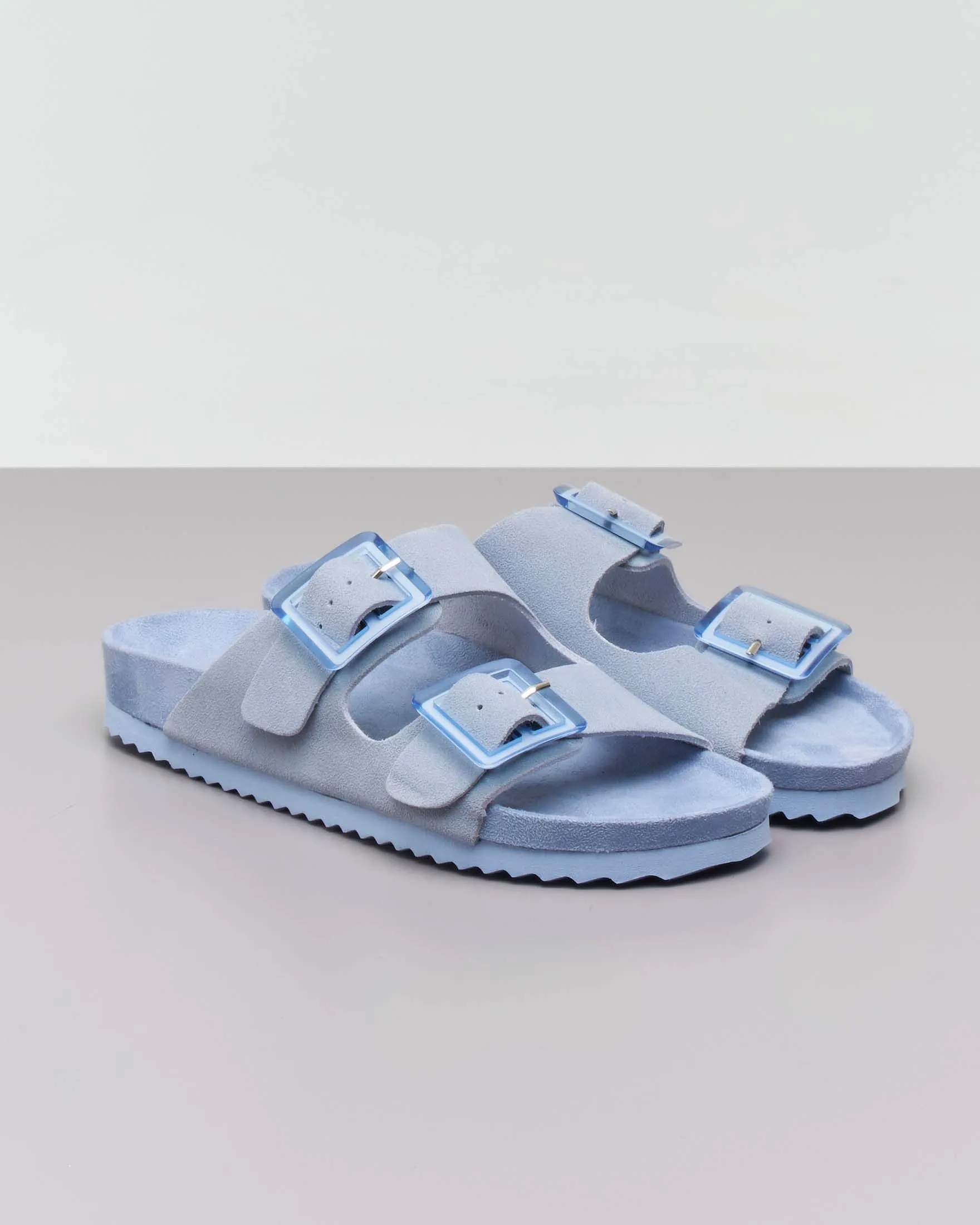 Sandali azzurri in suede con doppia fascetta e fibbie di chiusura tono su tono