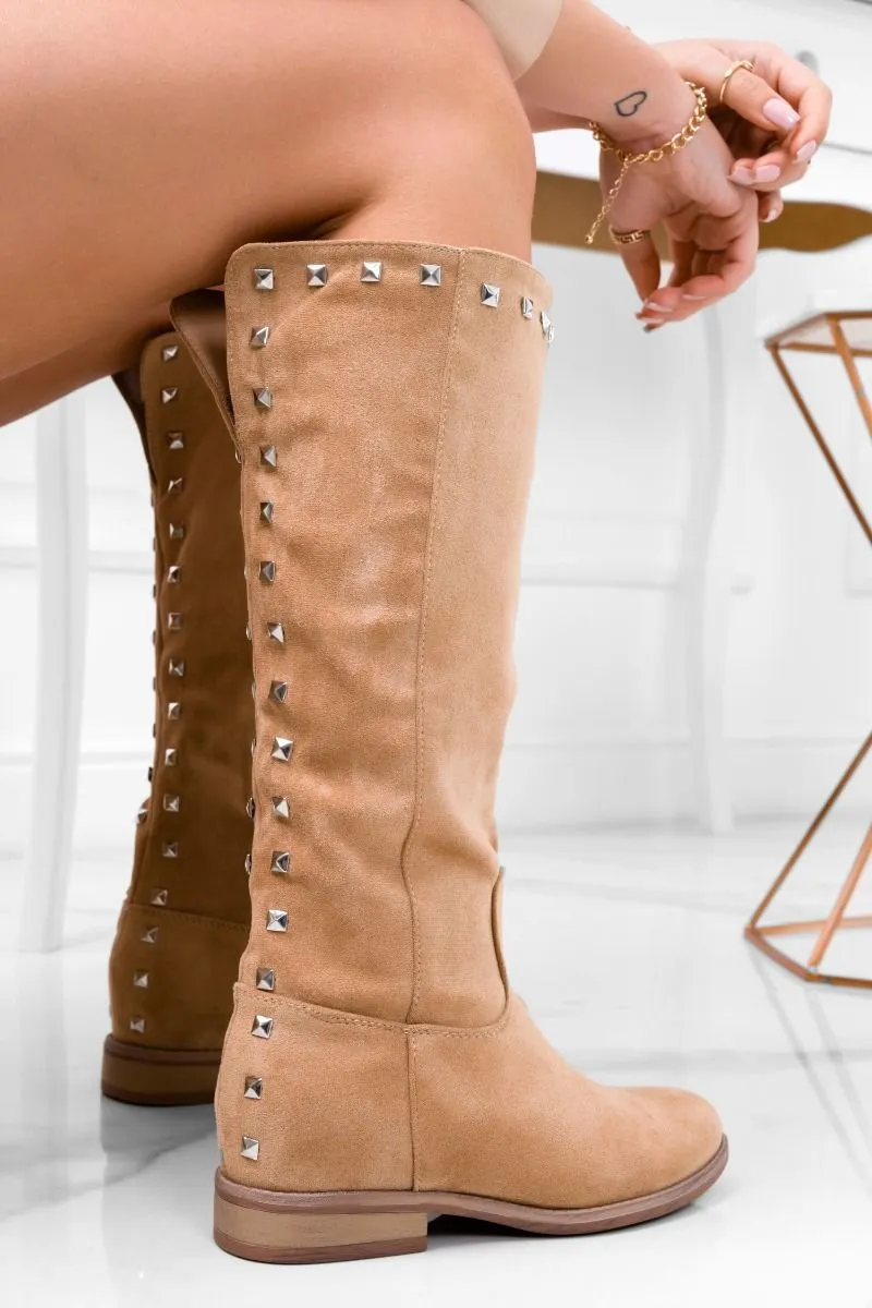 Stivali beige scamosciati con zeppa interna e borchie