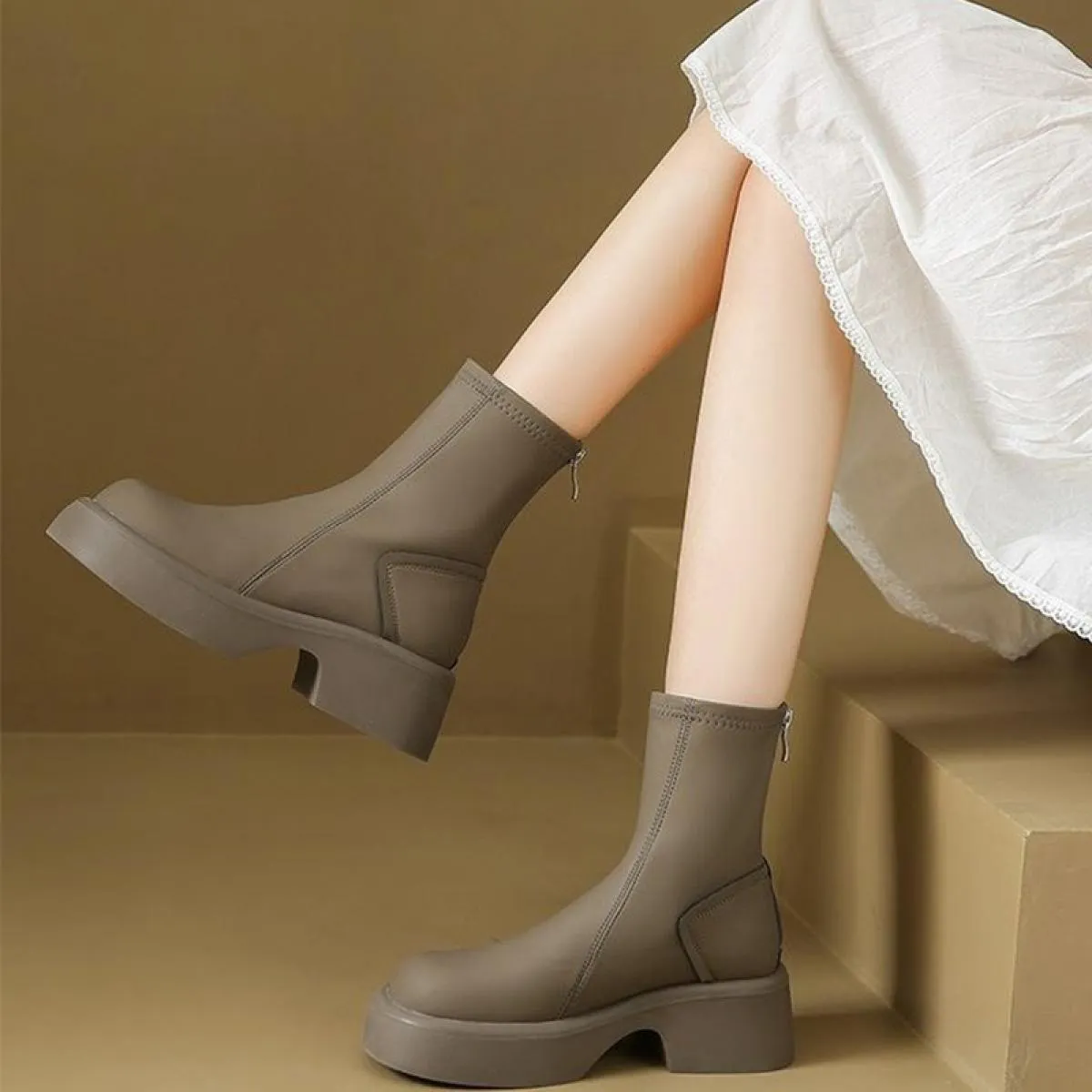 Stivali Chelsea da donna Scarpe da neve invernali Tacco medio Goth 2023 Nuovi stivali casual Stivali da moto Gladiatore Moda Pun