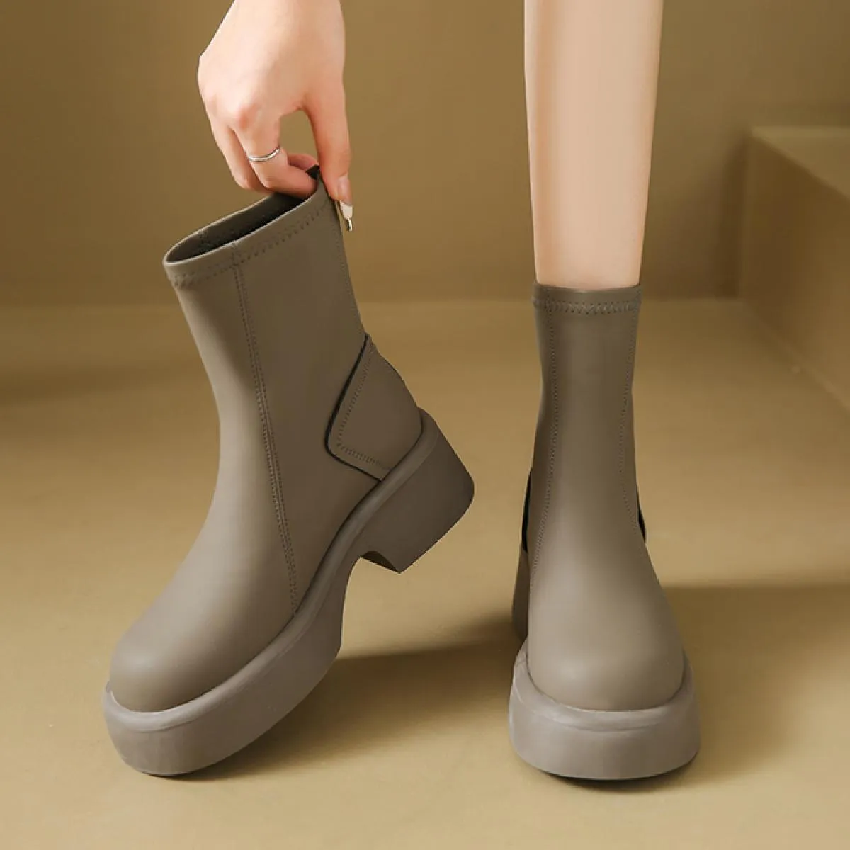Stivali Chelsea da donna Scarpe da neve invernali Tacco medio Goth 2023 Nuovi stivali casual Stivali da moto Gladiatore Moda Pun