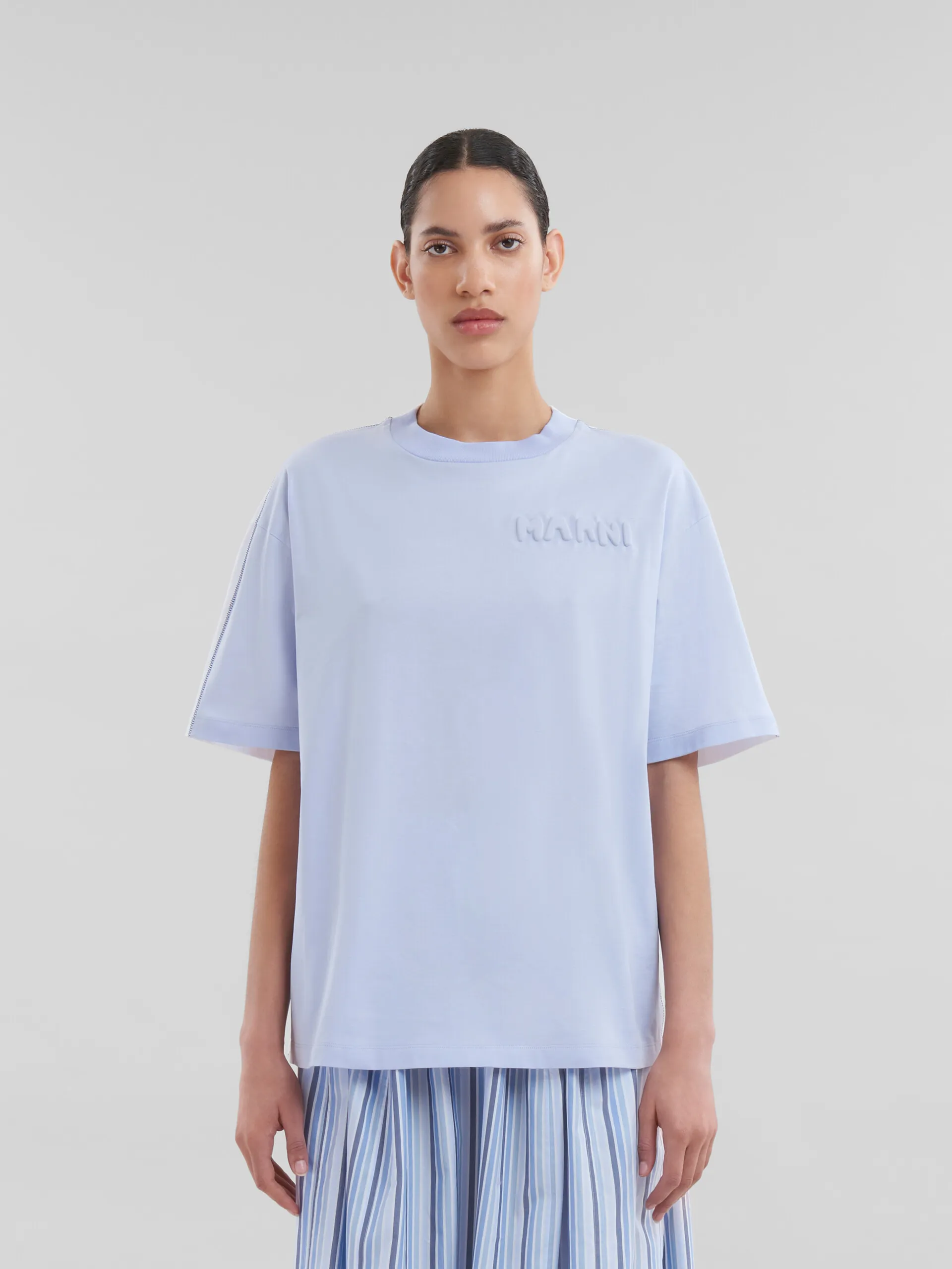 T-shirt linea boxy in cotone biologico blu con logo imbottito
