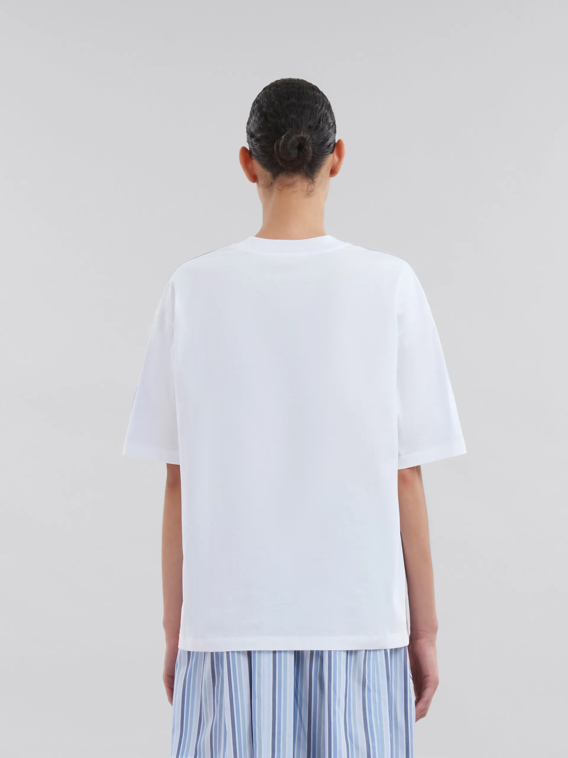 T-shirt linea boxy in cotone biologico blu con logo imbottito