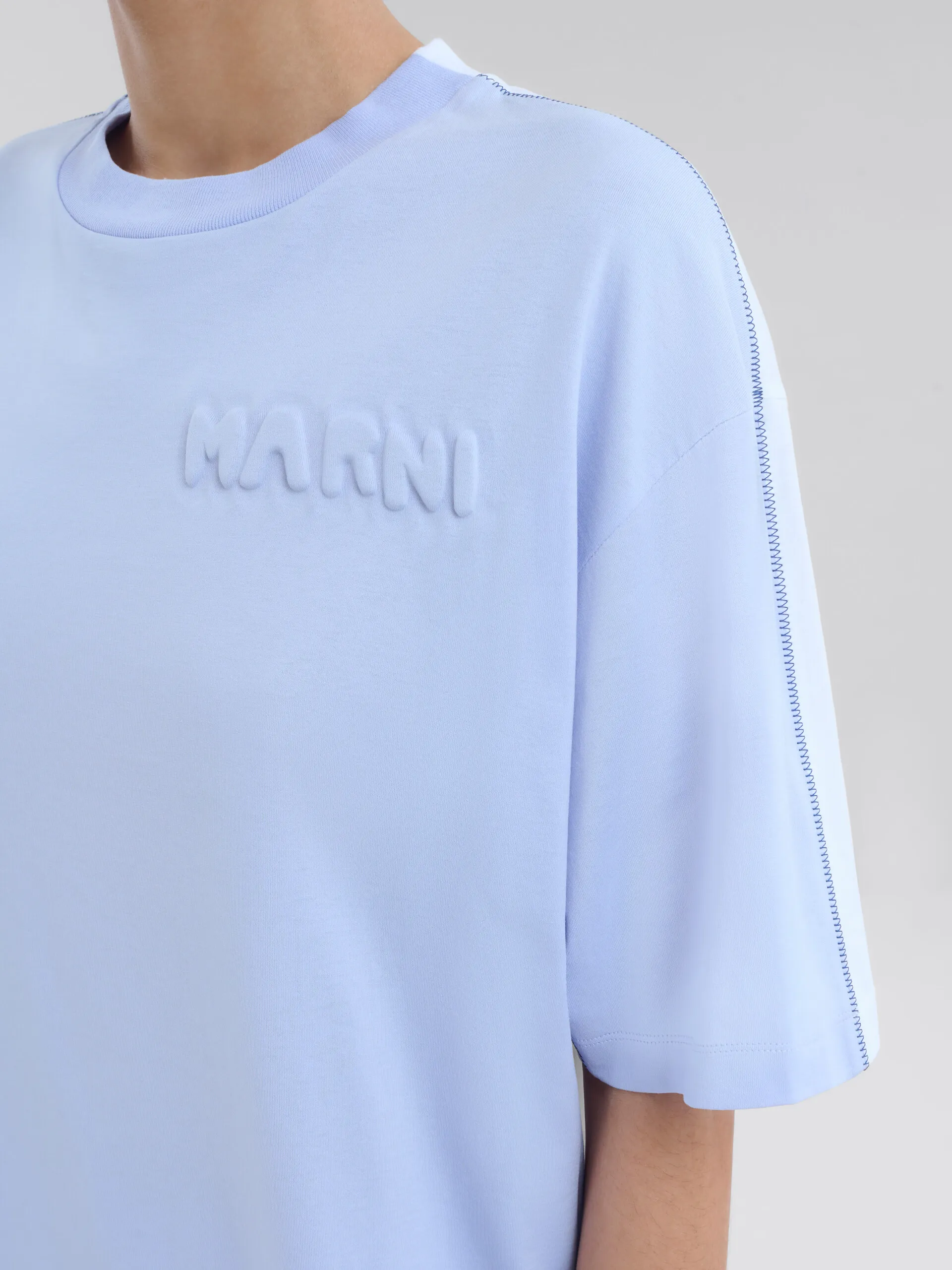 T-shirt linea boxy in cotone biologico blu con logo imbottito
