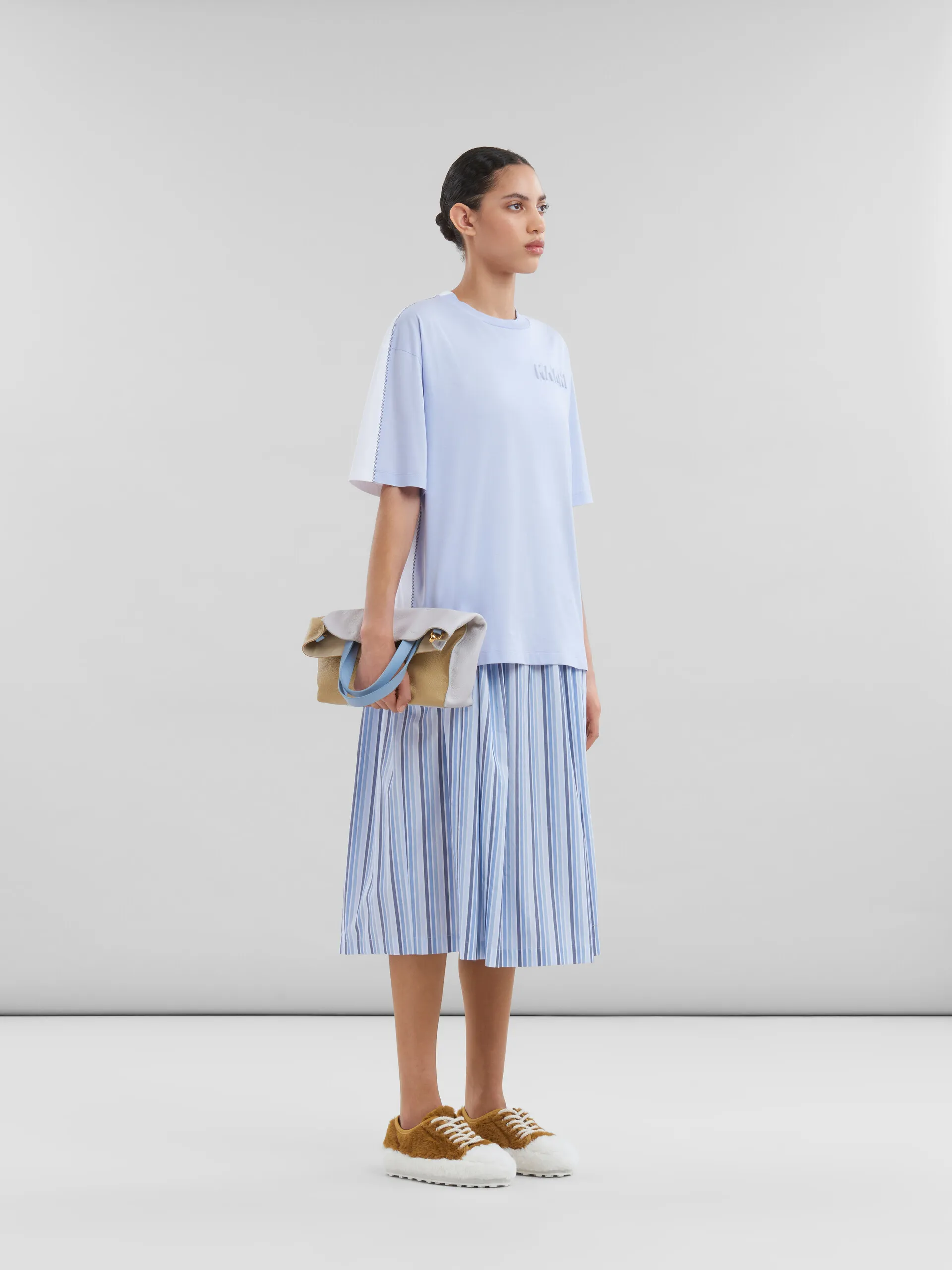 T-shirt linea boxy in cotone biologico blu con logo imbottito
