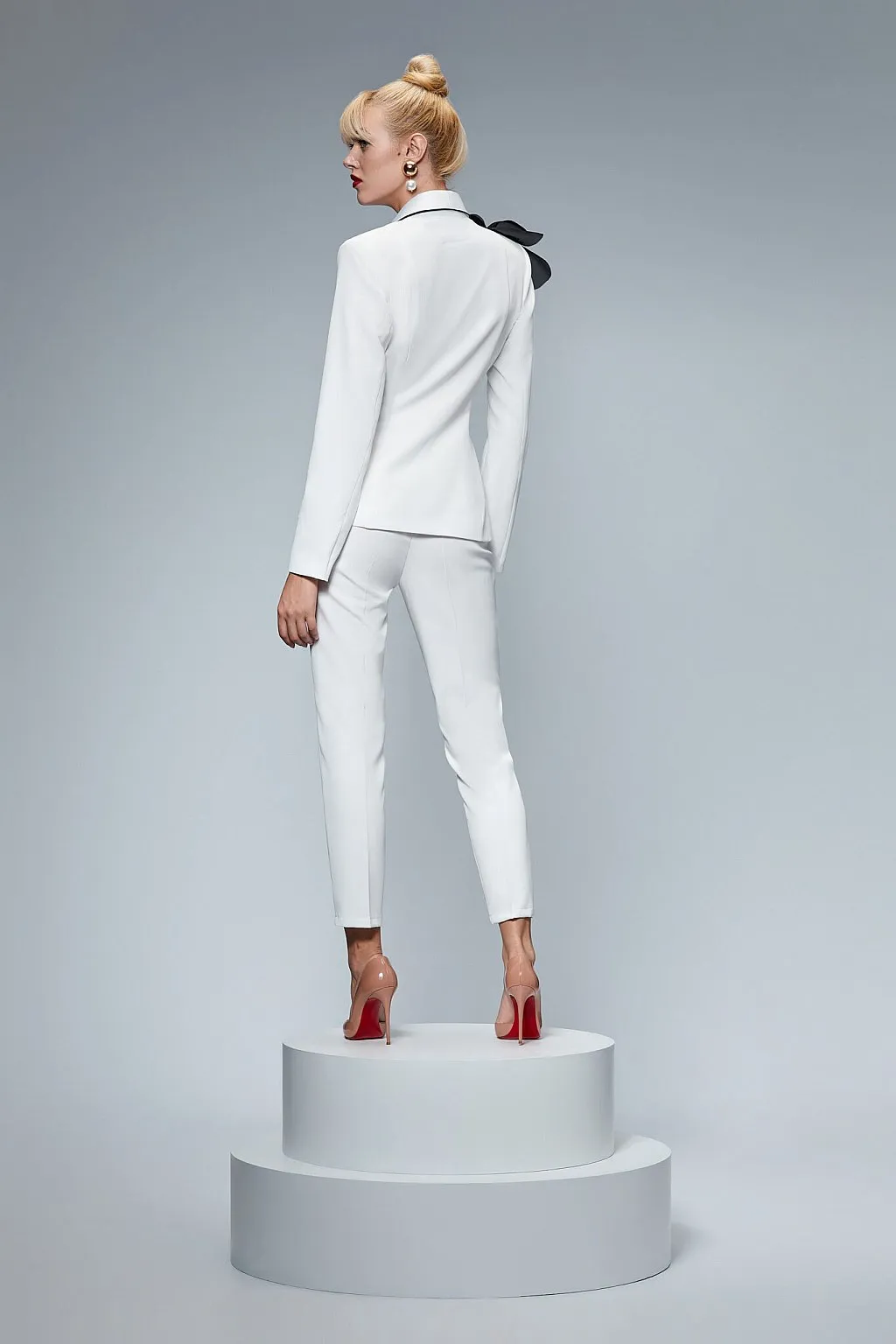Tailleur giacca e pantaloni con fiore decorativo