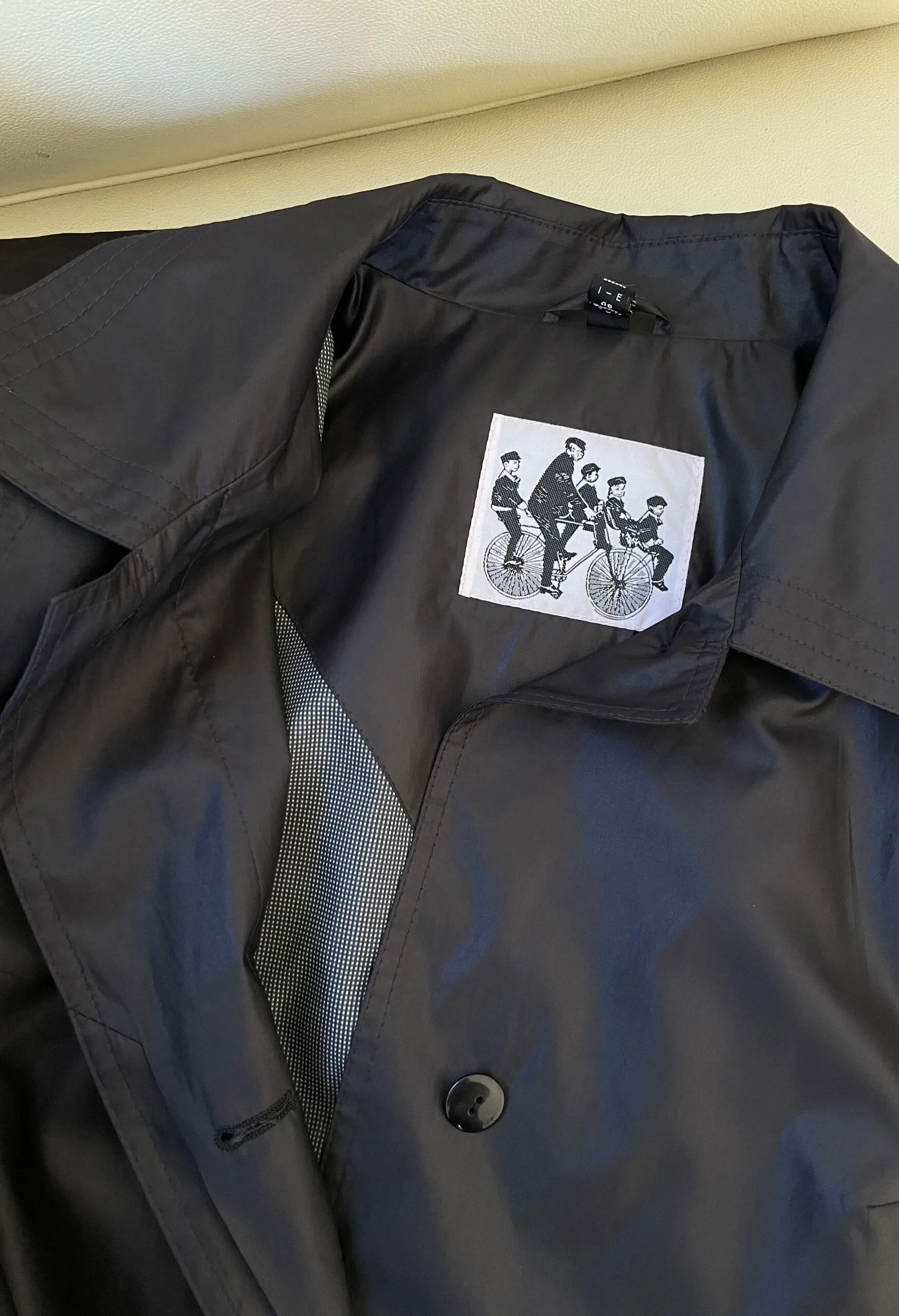 Trench svasato in nylon grigio antracite vintage anni ’90