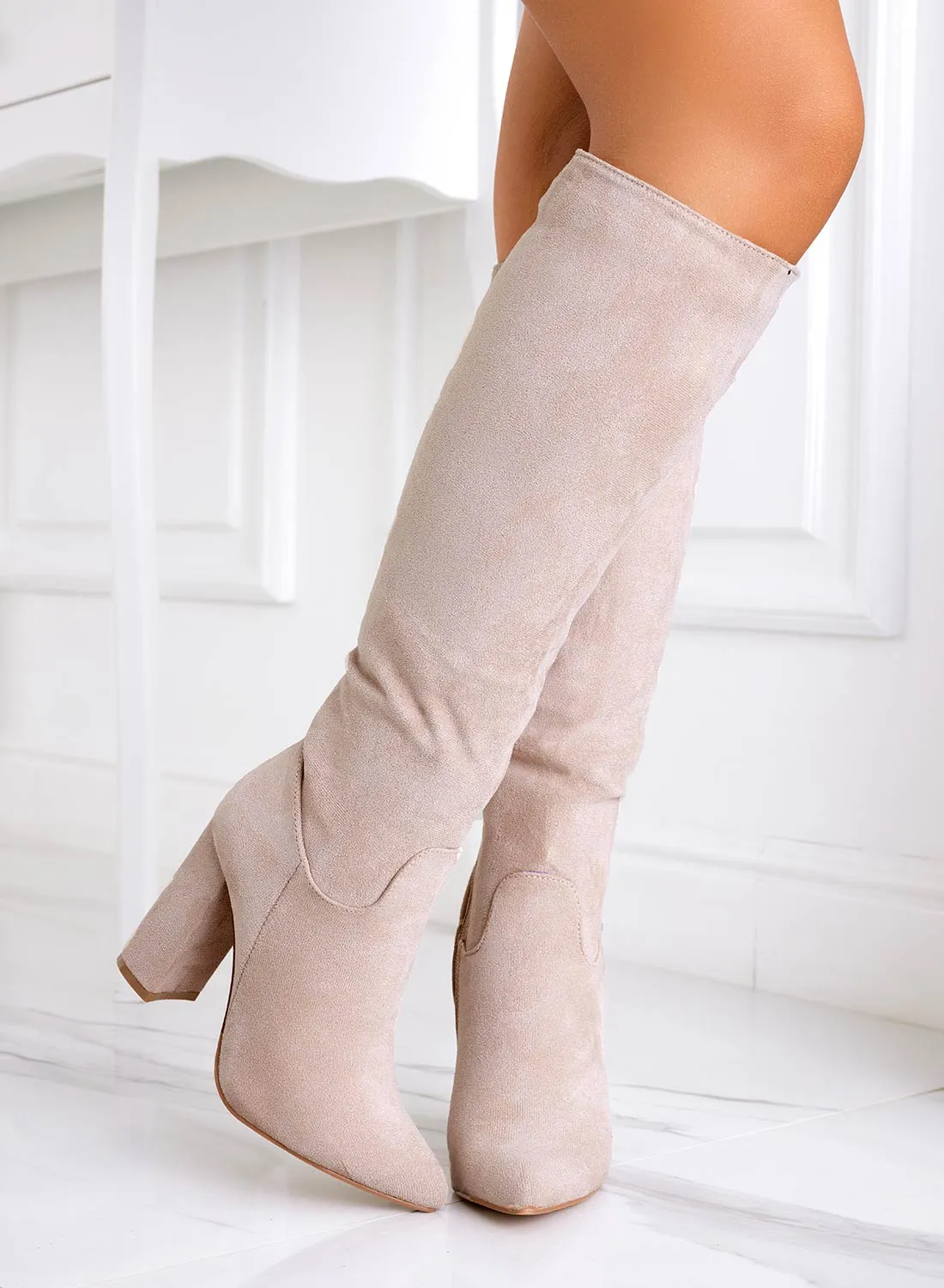 WENDY - Stivali beige scamosciati con tacco alto